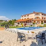 Pensión Natalija 3*